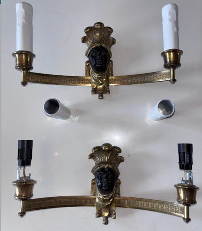 Maison BAGUES, Paar Indische Wandleuchten aus vergoldeter und patinierter Bronze