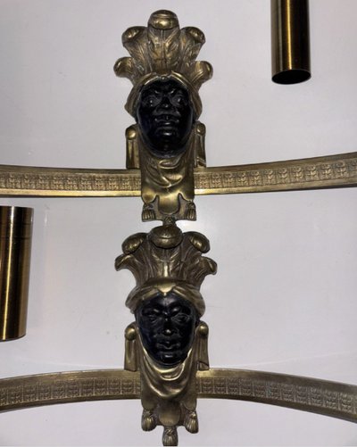 Maison BAGUES, Paar Indische Wandleuchten aus vergoldeter und patinierter Bronze