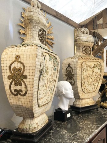 Paire De Très Grands Vases Décoratifs En Os. Chine, XIXe Siècle