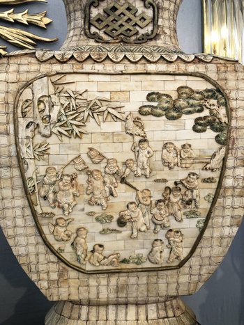 Paire De Très Grands Vases Décoratifs En Os. Chine, XIXe Siècle
