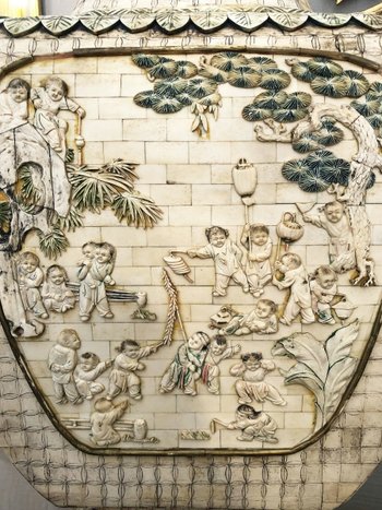 Paire De Très Grands Vases Décoratifs En Os. Chine, XIXe Siècle