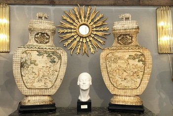Paire De Très Grands Vases Décoratifs En Os. Chine, XIXe Siècle