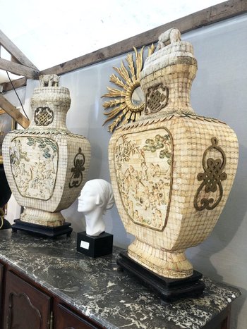 Paire De Très Grands Vases Décoratifs En Os. Chine, XIXe Siècle