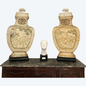 Paire De Très Grands Vases Décoratifs En Os. Chine, XIXe Siècle