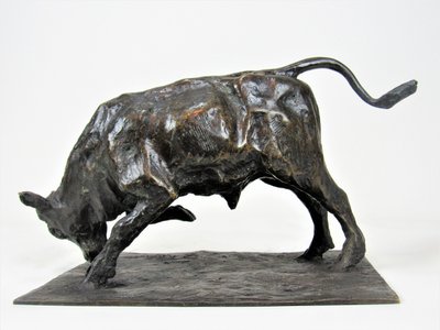 Kämpfender Junger Stier - Bronze von Guido Righetti (c. 1926)
