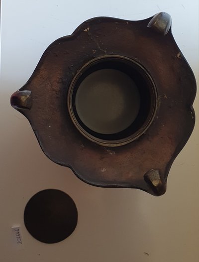 Encensoir ou hibachi en bronze d'époque Meiji avec base tripode