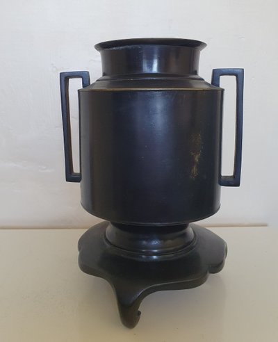 Encensoir ou hibachi en bronze d'époque Meiji avec base tripode