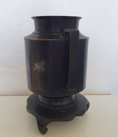 Encensoir ou hibachi en bronze d'époque Meiji avec base tripode