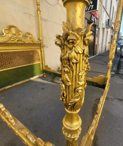 Grande letto Baldaquin in legno dorato, fine XIX secolo
