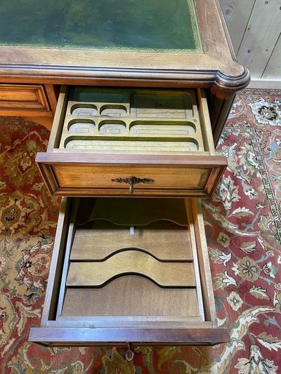 Bureau plat de style Louis XVI en merisier et cuir vert 