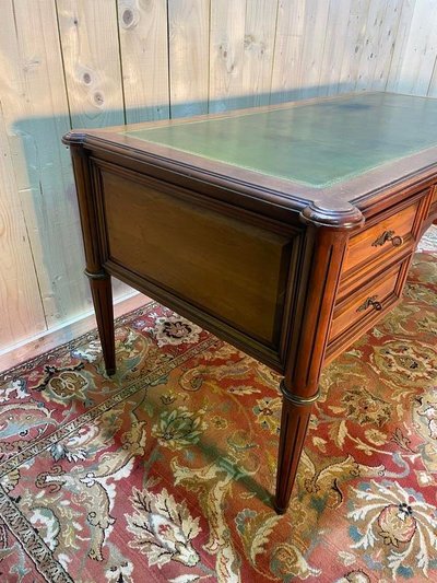 Bureau plat de style Louis XVI en merisier et cuir vert 