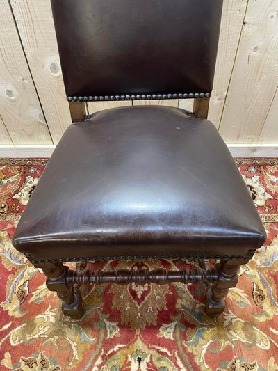 Suite de 4 chaises de style Louis XIII en cuir 