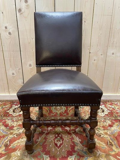 Suite de 4 chaises de style Louis XIII en cuir 