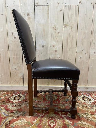 Suite de 4 chaises de style Louis XIII en cuir 