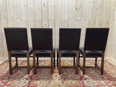 Suite de 4 chaises de style Louis XIII en cuir 