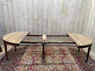Table de salle à manger ovale de style Louis XVI en noyer