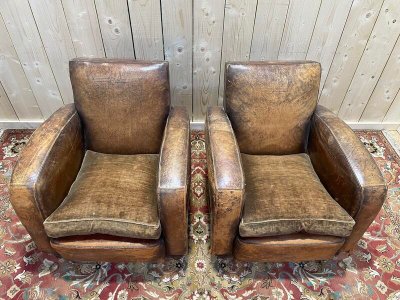 Paire de fauteuils Club en cuir usés 