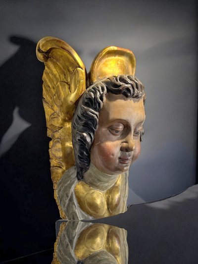 CONSOLE DA PARETE DEL XVII SECOLO CHE RAPPRESENTA UNA TESTA D'ANGELO IN LEGNO POLICROMATO