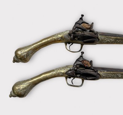 Paar "Kubur" Pistolen - Osmanische Balkan Türkische Kaiserreich Bronze Ziseliert 1830" Feuersteinpistole