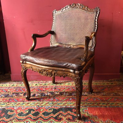 Fauteuil richement sculpté, époque Régence