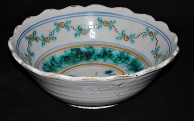 Plat en faïence de Nevers à décor de pagode chinoise, XVIIIe siècle