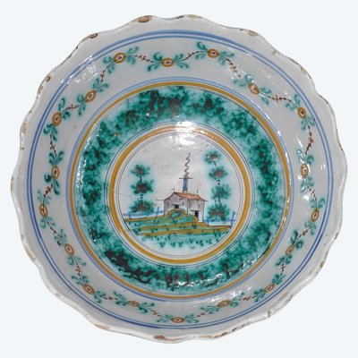 Plat en faïence de Nevers à décor de pagode chinoise, XVIIIe siècle