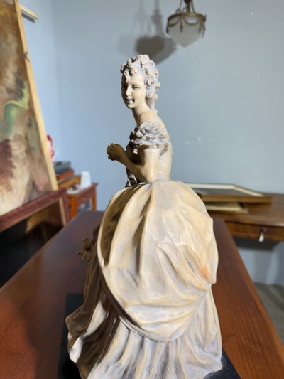 Sculpture de dame en terre cuite patinée des années 1940 signée Tomuti
