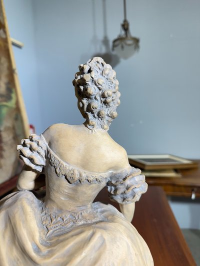 Sculpture de dame en terre cuite patinée des années 1940 signée Tomuti
