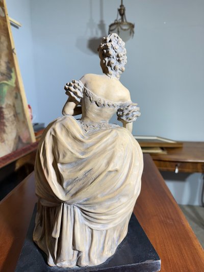 Sculpture de dame en terre cuite patinée des années 1940 signée Tomuti