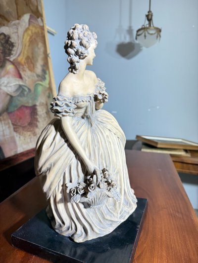 Sculpture de dame en terre cuite patinée des années 1940 signée Tomuti