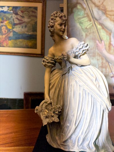 Sculpture de dame en terre cuite patinée des années 1940 signée Tomuti