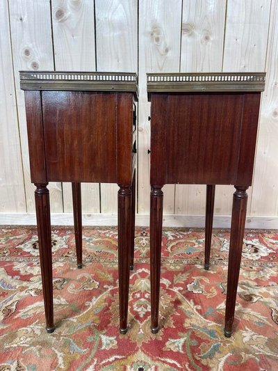 Paire de tables de chevet de style Louis XV en acajou 