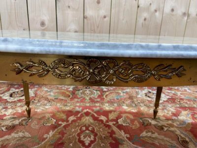 Table basse ovale en laiton et marbre Louis XVI