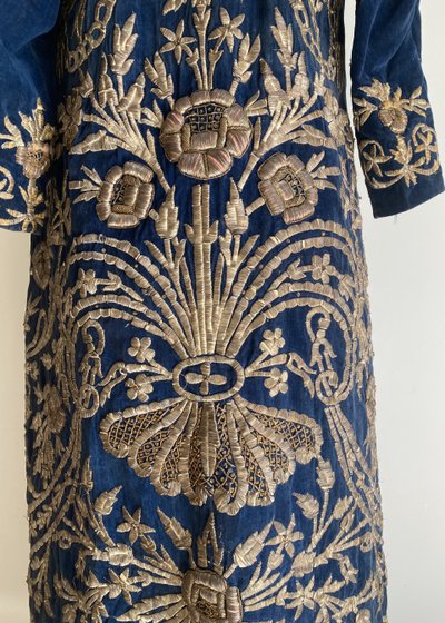 Robe de cérémonie ottomane en velours brodé, richement brodée de fils d’or XIX ème