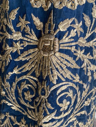 Robe de cérémonie ottomane en velours brodé, richement brodée de fils d’or XIX ème