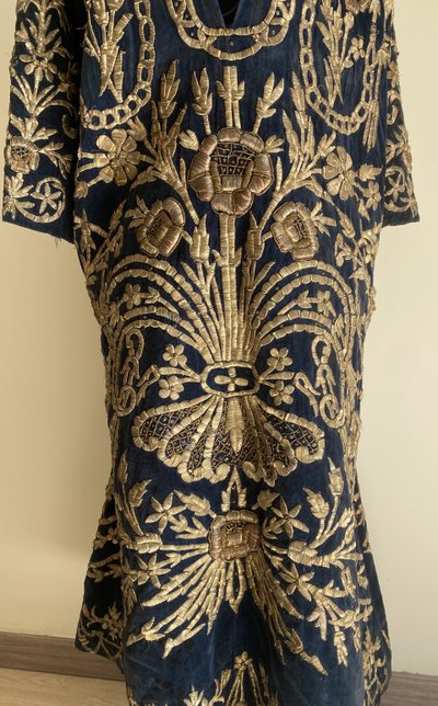Robe de cérémonie ottomane en velours brodé, richement brodée de fils d’or XIX ème
