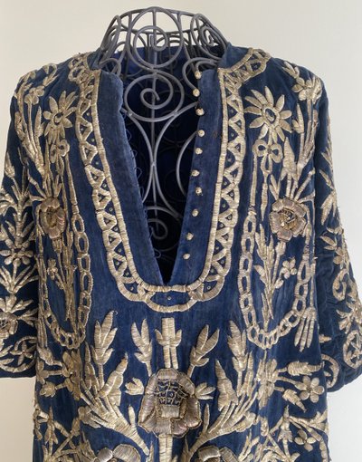 Robe de cérémonie ottomane en velours brodé, richement brodée de fils d’or XIX ème