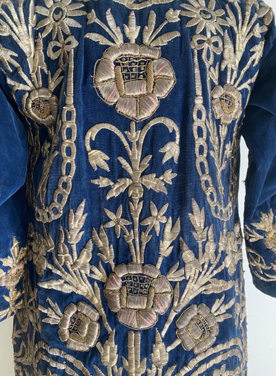 Robe de cérémonie ottomane en velours brodé, richement brodée de fils d’or XIX ème