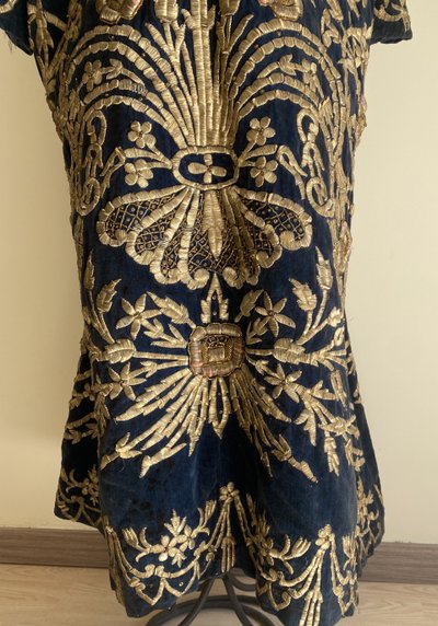 Robe de cérémonie ottomane en velours brodé, richement brodée de fils d’or XIX ème