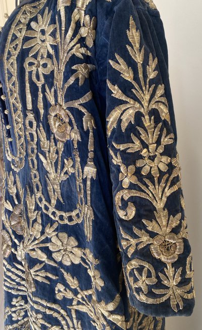 Robe de cérémonie ottomane en velours brodé, richement brodée de fils d’or XIX ème