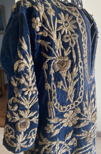 Robe de cérémonie ottomane en velours brodé, richement brodée de fils d’or XIX ème
