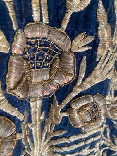 Robe de cérémonie ottomane en velours brodé, richement brodée de fils d’or XIX ème