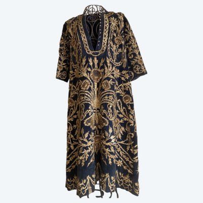Robe de cérémonie ottomane en velours brodé, richement brodée de fils d’or XIX ème