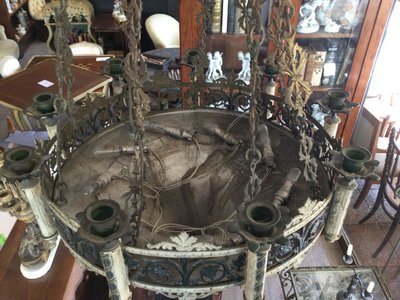 Un lampadario neogotico
