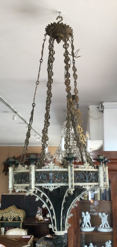 Un lampadario neogotico
