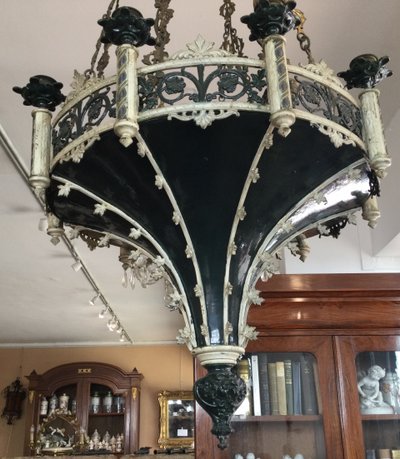 Un lampadario neogotico