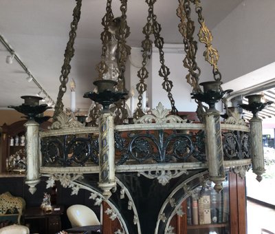 Un lampadario neogotico