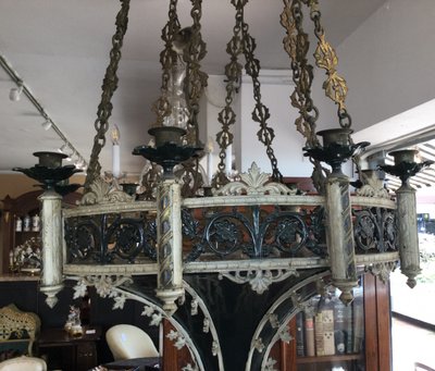 Un lampadario neogotico