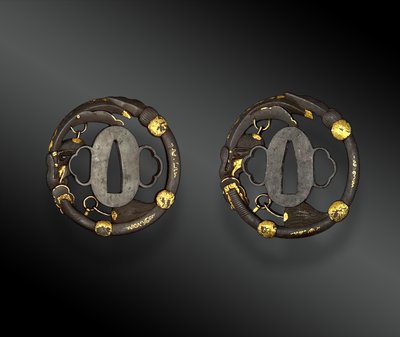 Paire de TSUBA pour daisho, au motif de l’épée Seiryu Engetsu. Signés JAPON - Période EDO 