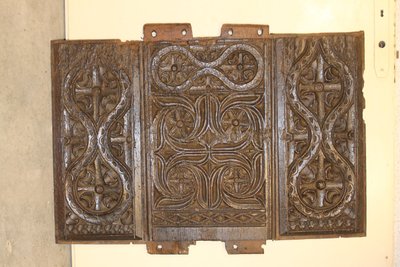 Trittico di pannelli intagliati sul fronte di una cassapanca rinascimentale, XVI secolo